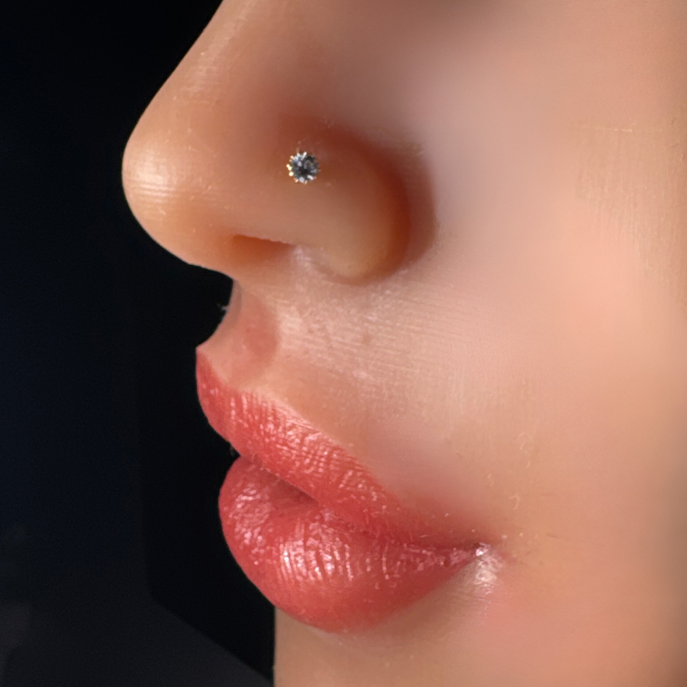 Twinkle Dot – Tiny diamond stud (medium)